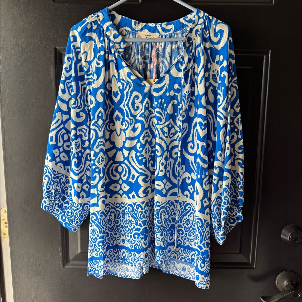 NWT Entro Women’s Blue & Off-White Top, size Large.